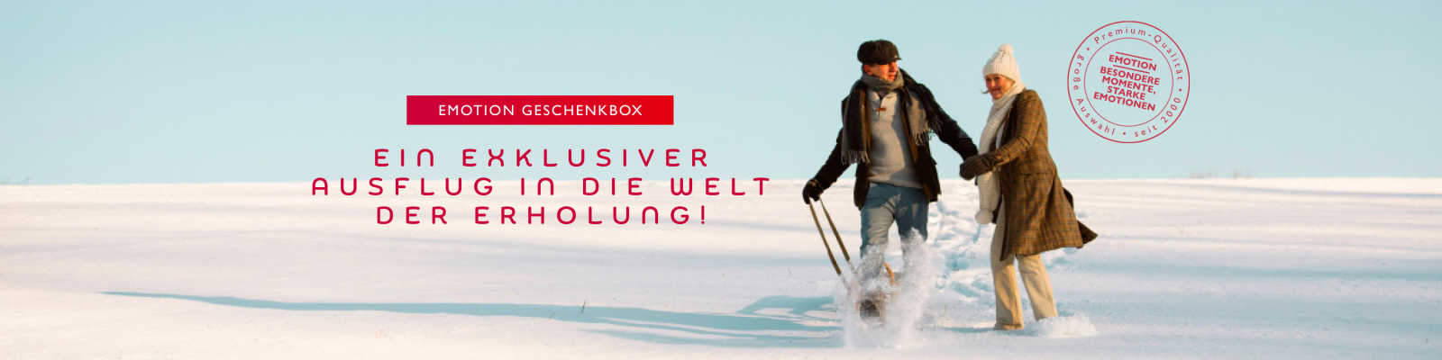 Pärchen beim Schneewandern