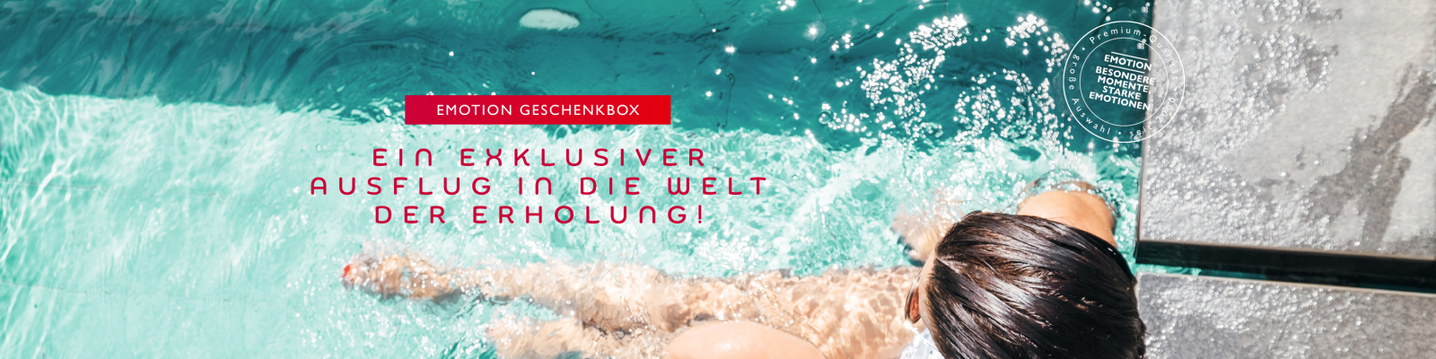 Dame entspannt in einem Swimmingpool